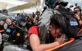加拿大亦加入英国之列，接收来自香港的政治难民，一对香港参与反送中运动的抗争夫妇正式获批成为“公约难民”。图为反送中期间，示威者被警方暴力对待。（图片来源：Anthony Kwan/Getty Images）