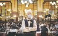 戴着口罩的巴黎一家知名餐馆服务生，摄于今年10月10日。（Kiran Ridley/Getty Images）