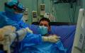 医生在ICU照顾武汉肺炎重症患者。（图片来源:LUIS ACOSTA/AFP via Getty Images）