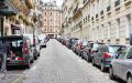 巴黎市区一条停满汽车的街巷（123RF）