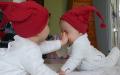 14个月大双胞胎在厨房“答答答答”超认真交谈，真是太可爱了！（示意图/图片来源：Pixabay）