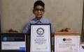 印度6岁男童阿尔哈姆·塔尔萨尼亚，被吉尼斯世界纪录评为最年轻的计算机程序员，2020年11月9日，他手持证书在艾哈迈达巴德的Udgam儿童学校合影。(图片来源：SAM PANTHAKY/AFP via Getty Images)