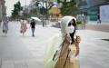 一名戴着口罩的女子在街上行走。（WANG ZHAO/AFP via Getty Images）