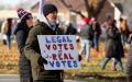 图为2020年11月14日，密歇根州民众游行抗议选举舞弊，图中纸牌上的文字是“合法选票才是真正选票”。（图片来源：Jeff Kowalsky/AFP via Getty Images）