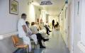 在巴黎附近的Covid-19疫苗接种中心，医生、医护人员和行政人员在等待接种疫苗。摄于今年1月6日。（Thomas SAMSON/AFP via Getty Images）