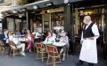 在巴黎一家餐馆用餐的顾客，摄于2020年6月。（Chesnot/Getty Images）
