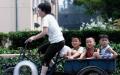北京街头的妇女和儿童（图片来源：GOH CHAI HIN/AFP via Getty Images）