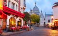 巴黎蒙马特高地小丘广场（Place du Tertre）旁的一家餐馆，图中的正前方为圣心大教堂（Basilique du Sacré-Cœur）。（123RF）