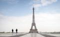 2020年3月17日，法国第一次禁足期间，警察在巴黎埃菲尔铁塔旁的人权广场执勤。（Veronique de Viguerie/Getty Images）