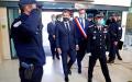法国总统马克龙（中）走访蒙彼利埃警察局。（GUILLAUME HORCAJUELO/POOL/AFP via Getty Images）