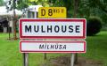 法国一些城市通过设置双语路牌来鼓励使用当地方言。法国东北部城市米卢斯“MULHOUSE”在阿尔萨斯语（Alsacien）中为“MÌLHÜSA”。（MlibFR/Wikipedia/CC BY-SA 3.0）