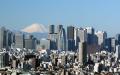 日本新宿副都心的摩天大楼群，远处山峰即为富士山（图片来源：维基百科）