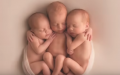 罕见的同卵三胞胎。（示意图 / 图片来源：视频截图）