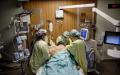 在加拿大某医院ICU病房内，医生在抢救染疫病人。（图片来源：COLE BURSTON/AFP via Getty Images）
