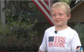美国一名7岁男孩近日在家人遭水流卷走时，独自游泳1小时上岸寻求帮助。（图片来源：视频截图）