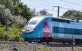 2021年6月2日，一辆SNCF的低成本Ouigo TGV列车往巴黎方向高速行驶。铁路运营商于6月1日提出了新的票价优惠，希望在2020年客运急剧下降的一年之后，能够让许多旅客重新乘坐其列车。（DENIS CHARLET/AFP via Getty Images）