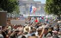 7月17日，在法国马赛街头的游行队伍，人们反对强制接种疫苗和强制推行健康通行证。（CLEMENT MAHOUDEAU/AFP via Getty Images）