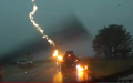 美国堪萨斯州一辆载有一家五口的汽车遭雷击，所幸全家人平安无事。（图片来源：视频截图）