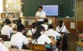 日本八代市立八千把小学的学生们正在上道德课。(图：八代市立八千把小学官网)
