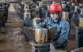 2021年5月26日，江苏南通市一家工厂里的一名工人在生产机器配件。（图片来源：STR/AFP via Getty Images）