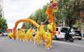 当日法轮功学员在巴黎13区的游行场景，路过Italie大街的龙狮队。（摄影/看中国）