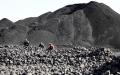 2021年11月3日，工人在中国北部山西大同一个煤矿附近分拣煤炭。（NOEL CELIS/AFP via Getty Images）