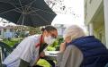 一位医护人员询问住在养老院的老人（SEBASTIEN BOZONAFP via Getty Images）