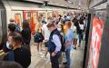 乘客在伦敦市中心地铁站等候地铁。（JUSTIN TALLIS/AFP/Getty Images）