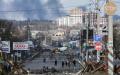 3月10日，基辅以北的伊尔平镇居民在撤离。（ARIS MESSINIS/AFP/Getty Images）