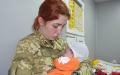 乌克兰国家边防局3月14日表示，2名中国人试图带2名婴儿离境被拘捕。图为乌克兰边防警察正在照顾婴儿。(图片来源：乌克兰国家边防局官网）