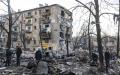 2022年3月18日，在乌克兰基辅，俄罗斯向基辅Podilskyi区的Vynohradar住宅区发射导弹后，居民调查了残骸，此次袭击造成了1人死亡、19人受伤，其中包括4名儿童。 ( Andriy Dubchak/dia images via Getty Images)