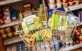 德国柏林，一超市消费者提着购物篮。（Hannibal Hanschke/Getty Images）