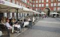 图为西班牙马德里，顾客坐在一家餐厅的露台上。（Pablo Blazquez Dominguez/Getty Images）