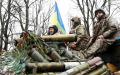 2022年4月18日，乌克兰东部哈尔科夫（Kharkiv）地区的伊久姆（Izyum），几名乌克兰士兵站在一辆装甲运兵车（APC）上，该处距离俄罗斯军队的前线不远。（ANATOLII STEPANOV/AFP via Getty Images)