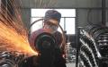 动态清零造成经济连续下行，并且持久跟国际社会供应链脱钩。图为2022年4月，一名工人杭州市的一家工厂焊接车轮。（图片来源：STR/AFP via Getty Images）