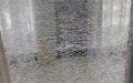 河南网民晒出家中玻璃门热“炸”的视频。(图片来源：微博)