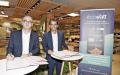 法国输电系统运营商（RTE）主席Xavier Piechaczyk（左）和法国零售商家乐福的首席执行官邦帕尔（Alexandre Bompard）（右）于2022年7月18日在巴黎签署了RTEs Ecowatt和家乐福之间的伙伴关系，以减少家乐福商店的电力消耗。（Eric PIERMONT/AFP via Getty Images）