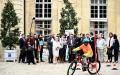 9月20日，法国总理博尔内（前排中）在总理府中宣布将对自行车计划进行新的投资时和与会者观看儿童骑自行车。 （CHRISTOPHE ARCHAMBAULT/AFP via Getty Images）