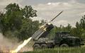 图为乌军正在用国产地对地多管火箭炮系统（MLRS）向俄罗斯阵地开火。（ARIS MESSINIS/AFP via Getty Images）