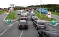 10月5日，受炼油厂罢工影响，司机们在法国北部城市Genech的Total Energies加油站排长队等候。（SAMEER AL-DOUMY/AFP via Getty Images）
