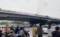2022年10月13日，北京四通桥一名男子挂横幅抗议，相关画面在网络疯传。（网络截图）