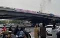 网传北京市海淀区四通桥上，有人用喇叭播放“要吃饭、要自由、要选票”，还挂出多条横幅“不做奴才做公民”等。（图片来源：网路截图）