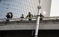 2022年10月13日一名抗议者在北京四通桥悬挂“反党”横幅后画面。（图片来源：NOEL CELIS/AFP via Getty Images）