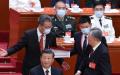 中国国家主席习近平（左）在10月在人民大会堂举行的中国共产党第20次全国代表大会闭幕式上帮助前国家主席胡锦涛提前离开。