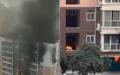 西安高楼火灾酿5死，此前新疆大火民愤还未息。（图片来源：微博截图）