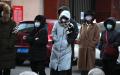 寒气下北京居民排队等待核酸检测，胡锡进称北京单日新增感染者超两万。（图片来源：Getty Images)