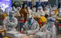 上海防疫 “ 大白 ” 们在给市民做核酸检测。（图片来源：Getty Images)