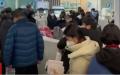 上海儿童医院发热儿童增多，取药竟要排两个小时。（图片来源：视频截图）