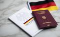 德国护照、国旗和法律书（123RF）