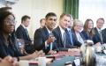图为英国首相苏纳克（中）与财政大臣亨特在英国伦敦举行的内阁会议上。 （Stefan Rousseau - WPA Pool/Getty Images）